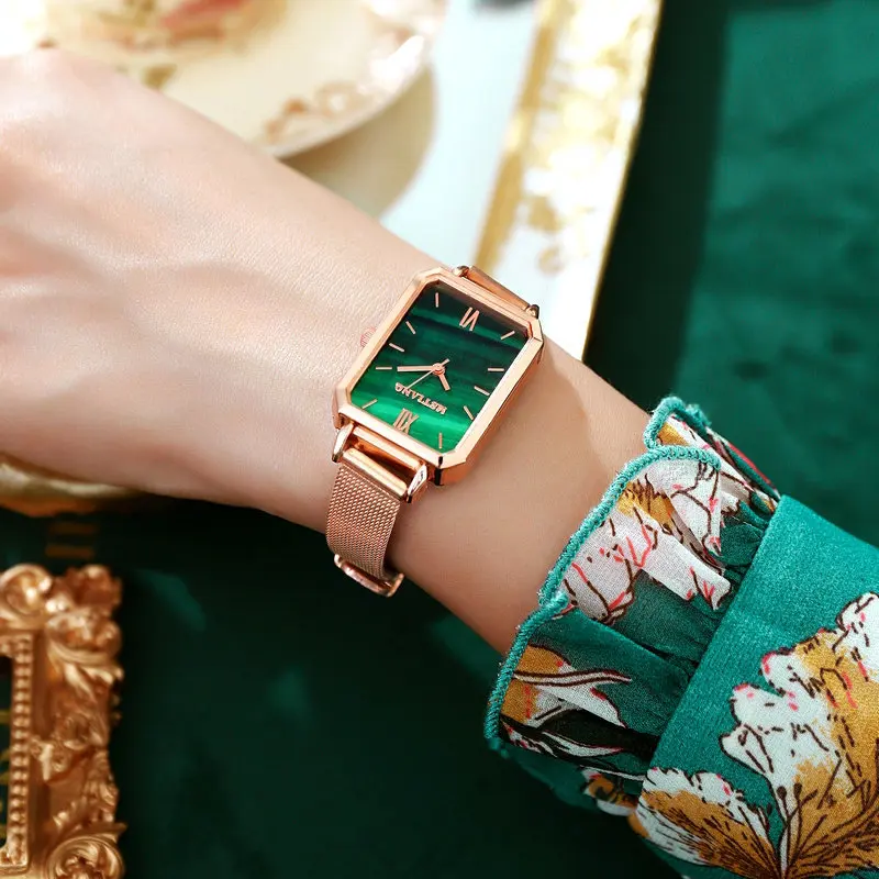 UTHAI BK19 Light Luxury Women's Watch Vintage Quartz Watch Peacock Green Disc Style Quartz Watch, Showcasing Fashion and Beauty