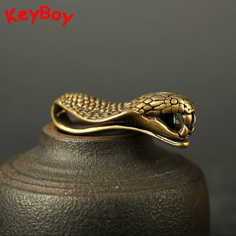 Vintage Handmade Copper Cobra Snake Head Keychain Men Waist Belt Hanging Buckle Brass Python Car Key Chain Keyring Accessories