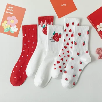 Meias curtas femininas brancas e vermelhas, divertidas e engraçadas com morangos, harajuku, moda coreana, estilo de rua kawaii