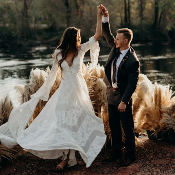 Abiti da sposa in pizzo FATAPAESE con scollo a v profondo manica svasata divisa lungo treno campagna abiti da sposa Robe De Mariee