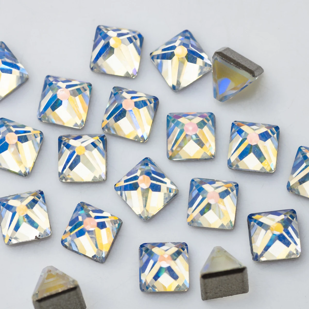 100 Stück Verschiedenfarbige 3D-Kristall-Nagelcharms Strasssteine für Nägel Geometrische Würfel Quadratische DIY-Nagelkunst-Schmuckdekorationen – Detail 3