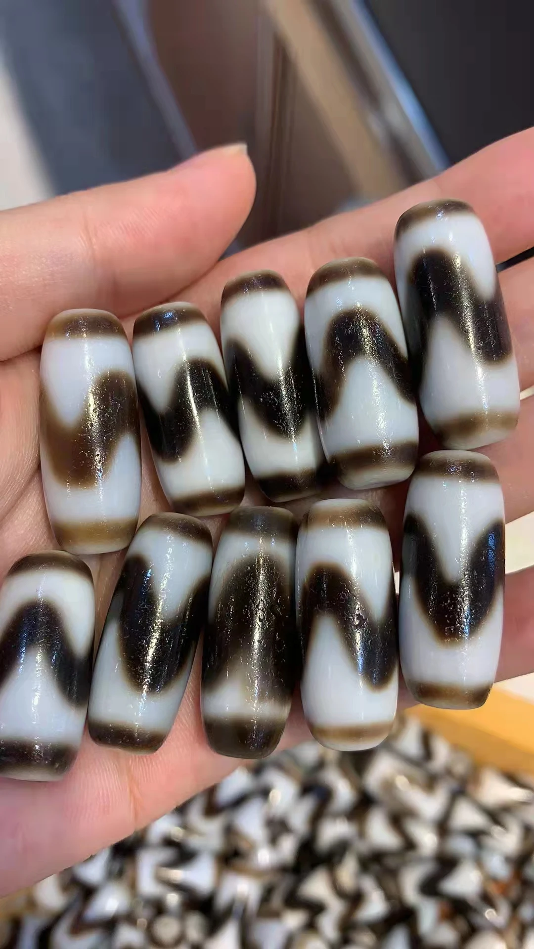 

2Pcs/Lot Natural Agate Dzi Beads Tiger Teeth Loose Fittings White Beads Black Totem Packing Grease Luster Man Woman Jewelry DIY