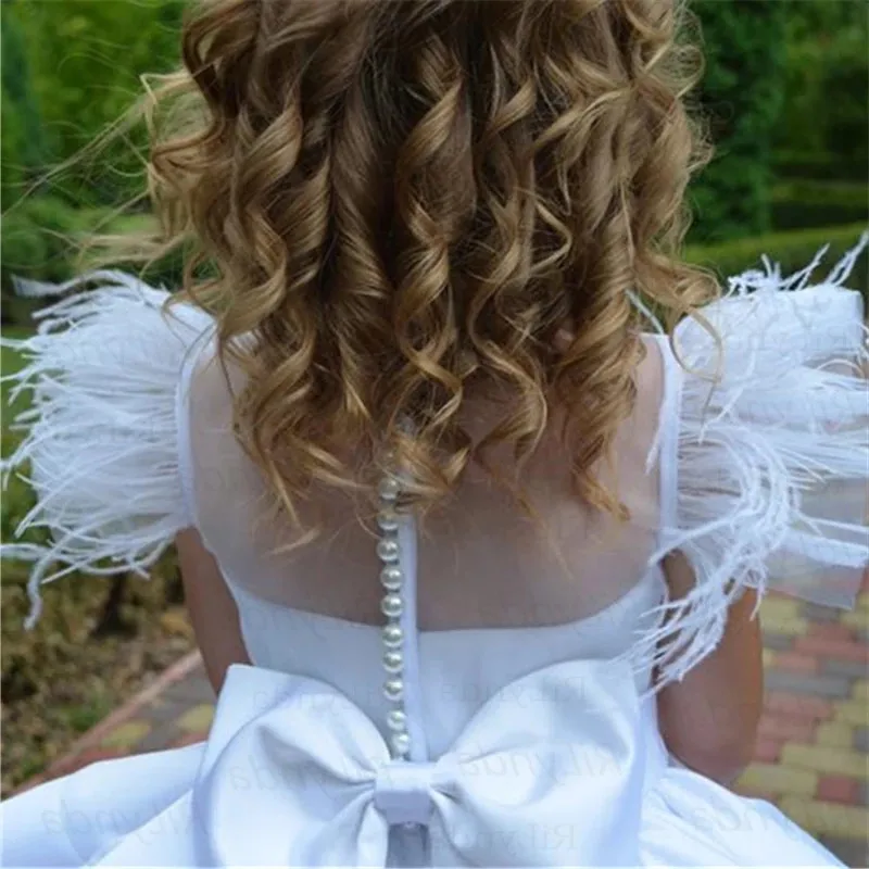 Elegante branco na altura do joelho curto vestidos da menina flor para pérolas de penas de casamento bebê crianças em camadas cetim saia festa aniversário vestidos