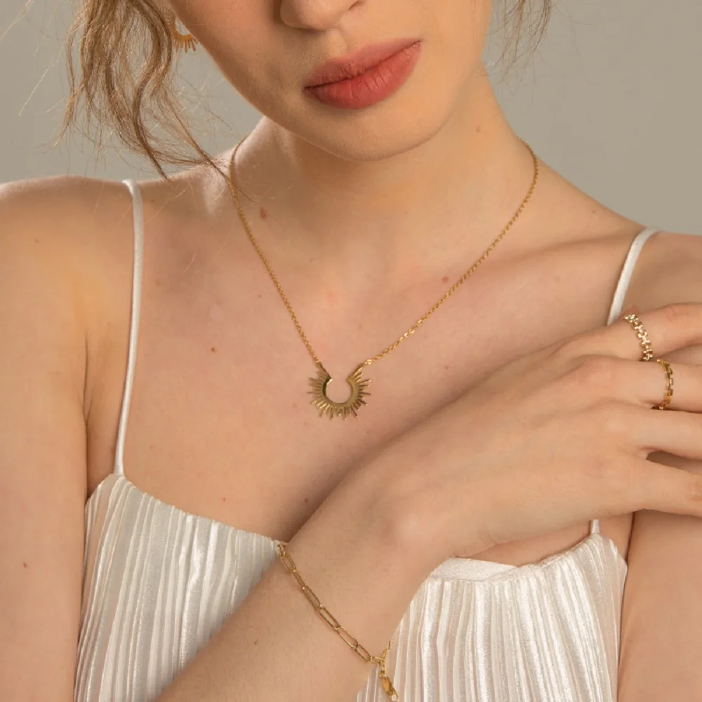 Hot Selling Stainless Steel Sun Pendant Necklaces for Women 14k Gold Plated Chain Sunshine Collar Necklace Fashion Jewelry Gift