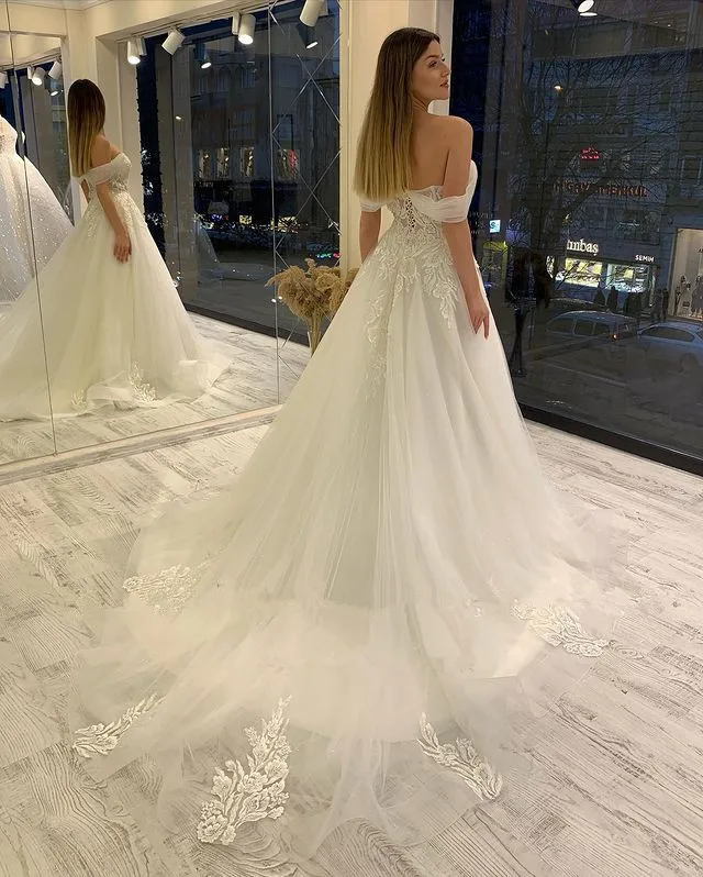 A Line Wedding Dress Off Shoulder Straps Corset 2023 New Arrival Lace Applique Bridal Gown Elegant Princess Robe de mariee Ivory