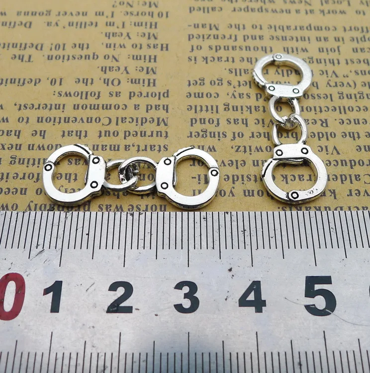 20 Pieces/lot 12mm*32mm Antique Silver Plated Metal Diy Charm Manacle Handcuffs Charms For Keychain