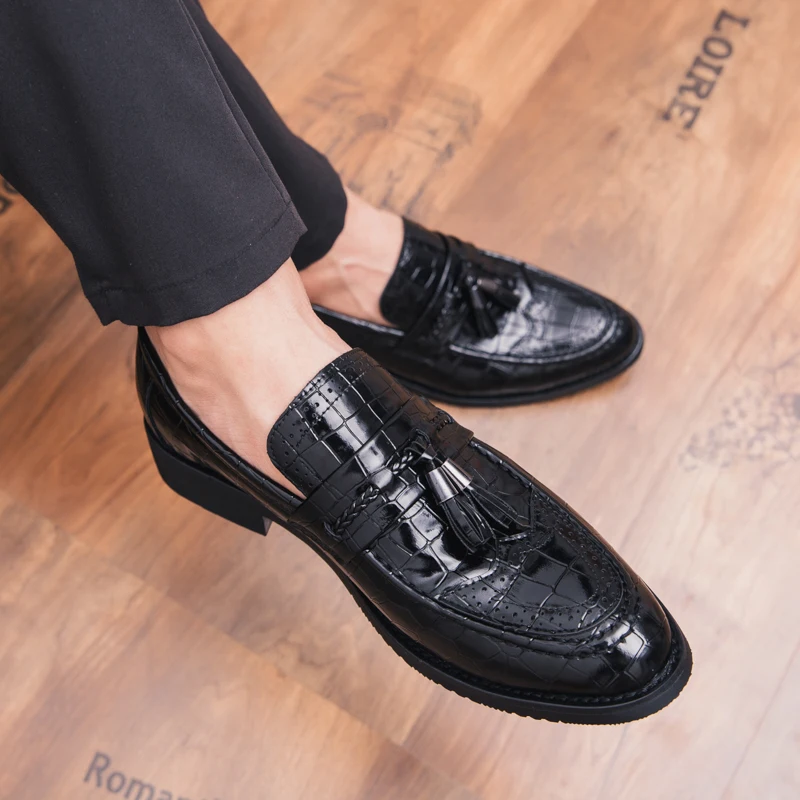 

Shoes Elegant Moccasins Men slip on Casual tassel Loafers Flat Party Dress Shoes outdoor Handmade Loafers Male Moccasins