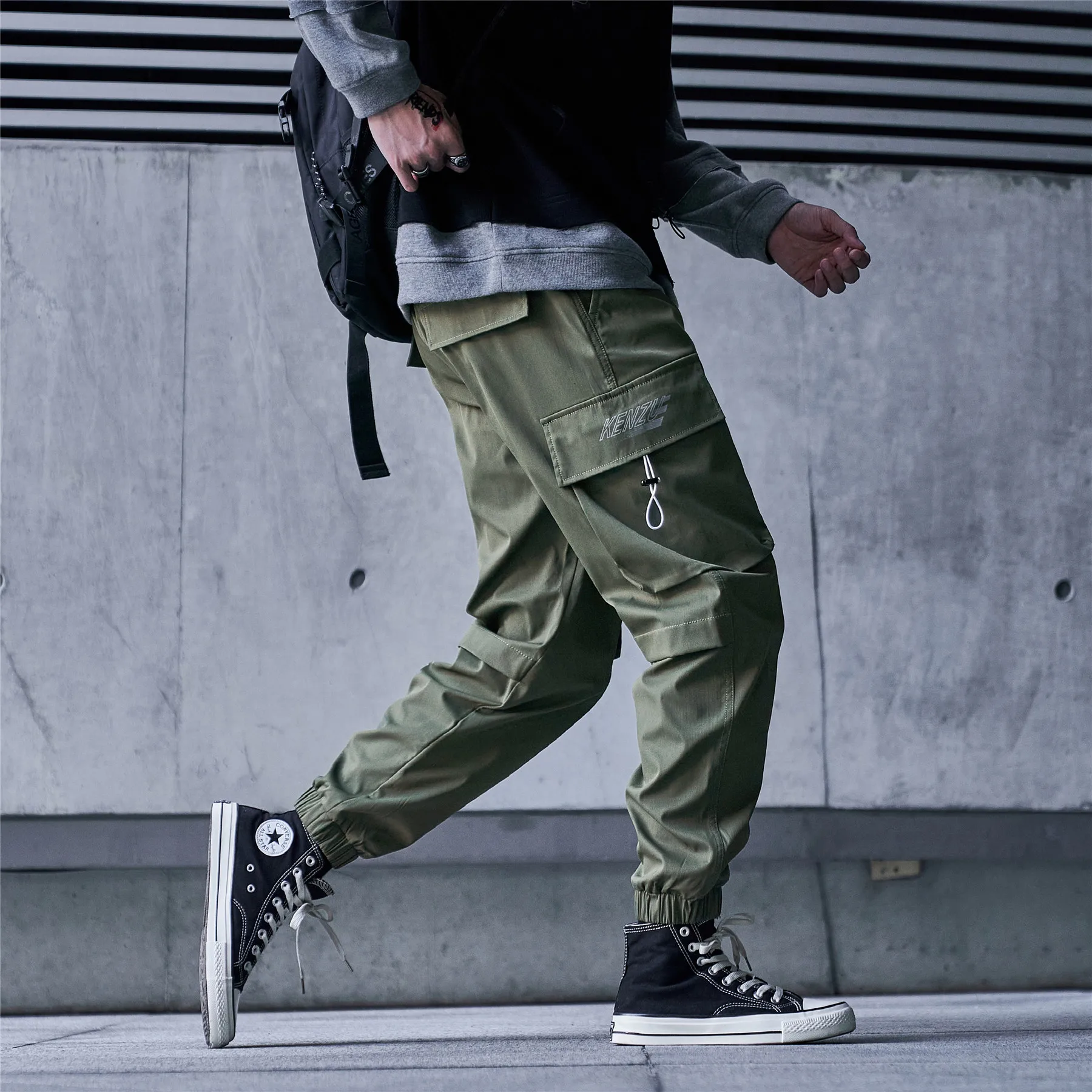 سراويل البضائع الرجالية ذات الطريق الواحد موضة 2025 Harajuku الهيب هوب للركض ملابس رياضية للرجال Y2K ملابس الشارع اليابانية سراويل الترنك للرجال