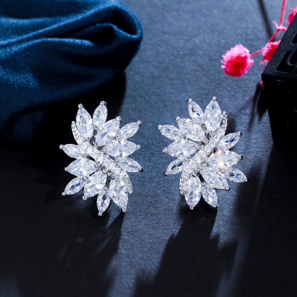 CWWZircons Klassische Blumenform CZ-Steine Silberfarben Ohne Loch Ohrclip-Ohrringe Schmuck für Frauen Großhandel EJ0009 – Detail 3