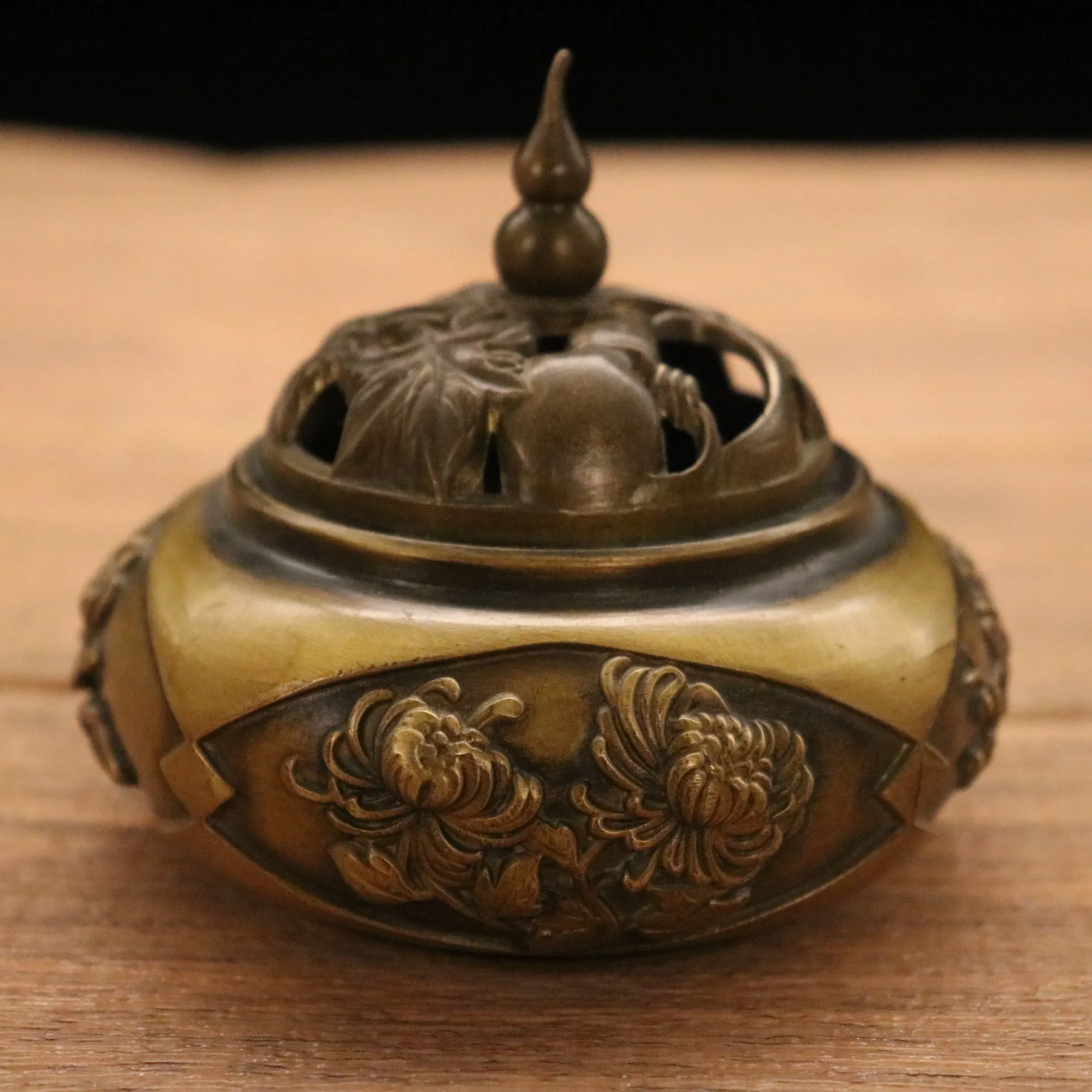 

4"Tibetan Temple Collection Old Brass Lotus plum blossom chrysanthemum orchid Hollow out gourd incense burner Office Ornaments