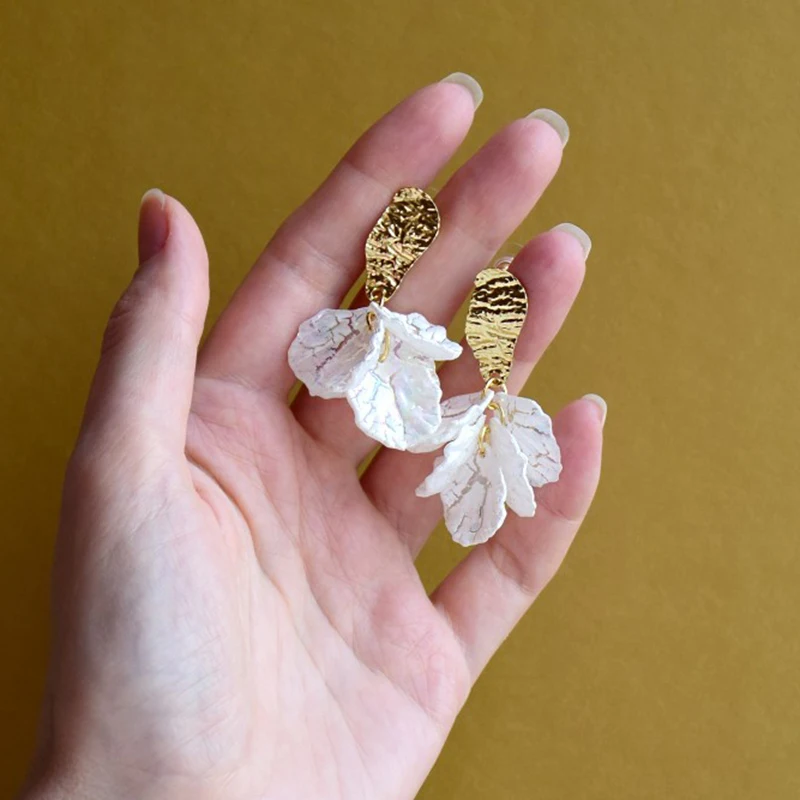 New White Shell Flower Petal Drop Earrings For Women Girls Irregular Crack Earrings Statement Pendientes Korean Jewelry Gift