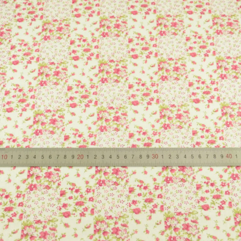 Beige Stampato Fiori Rossi e Foglie Verdi Design del Tessuto di Cotone Tessili Per La Casa Da Cucire Patchwork Bambole di Stoffa Decorazione