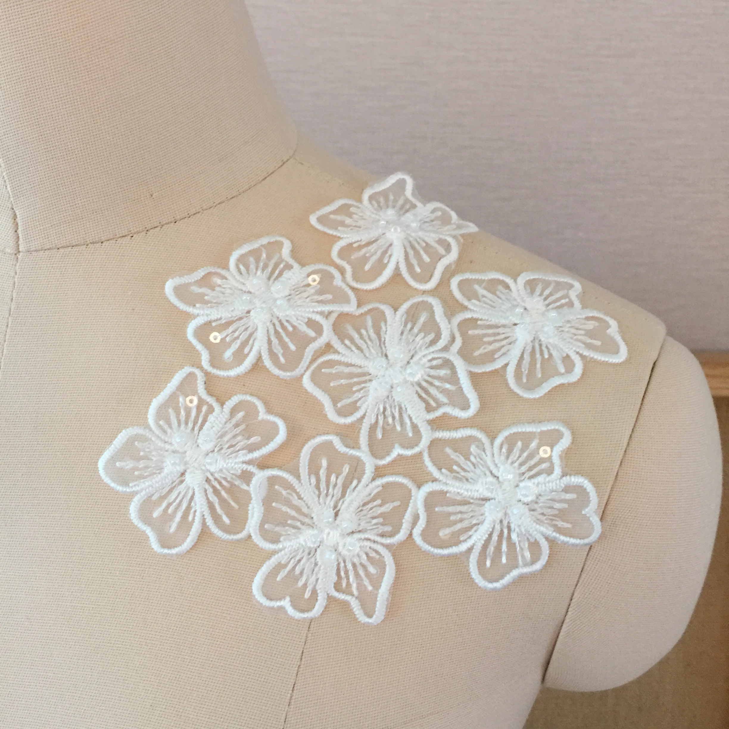 100 stück Off White 3D Pailletten Spitze Applique Blume Patch Motiv Schleier Mieder Blume Mädchen DIY Handwerk Versorgung – Detail 8