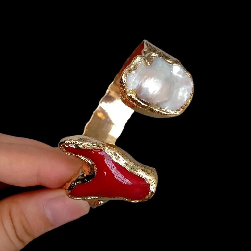 YYGEM سوار مجوهرات من لؤلؤ كيشي الأبيض المطلي بالذهب والمرجان الأحمر قابل للتعديل على الطراز البوهيمي العتيق