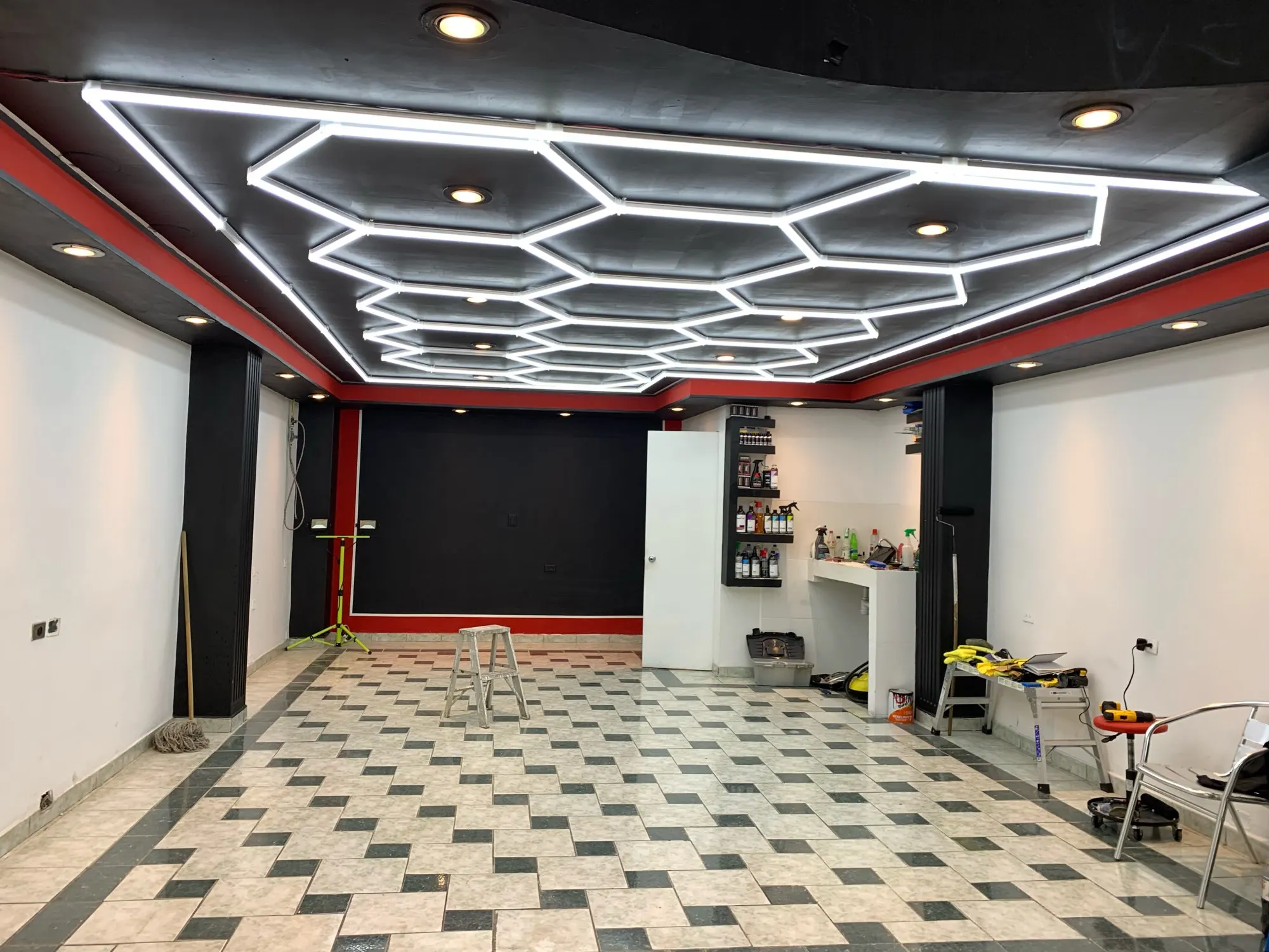 

Hot Customized 4.5X6.4M Hexagon Led Workshop Light for Wash Beauty Station Garage Illumination Design