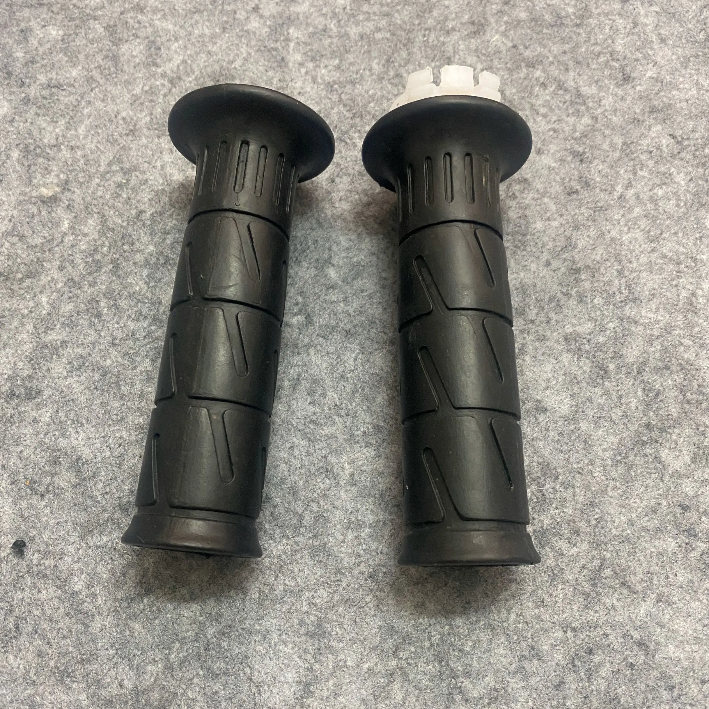 Pair 7/8'' Motor Left&Right Handlebars Hand Grips for KAWASAKI ZX-6R ZX-636 ZX-7R ZX-9R ZX-10R ZX-12R ZX-14R ZZR1400