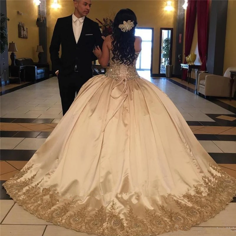 Luxo ouro rendas doce 16 quinceanera vestidos 2020 vestido de baile cristais plus size cetim vestidos de baile 15 anos