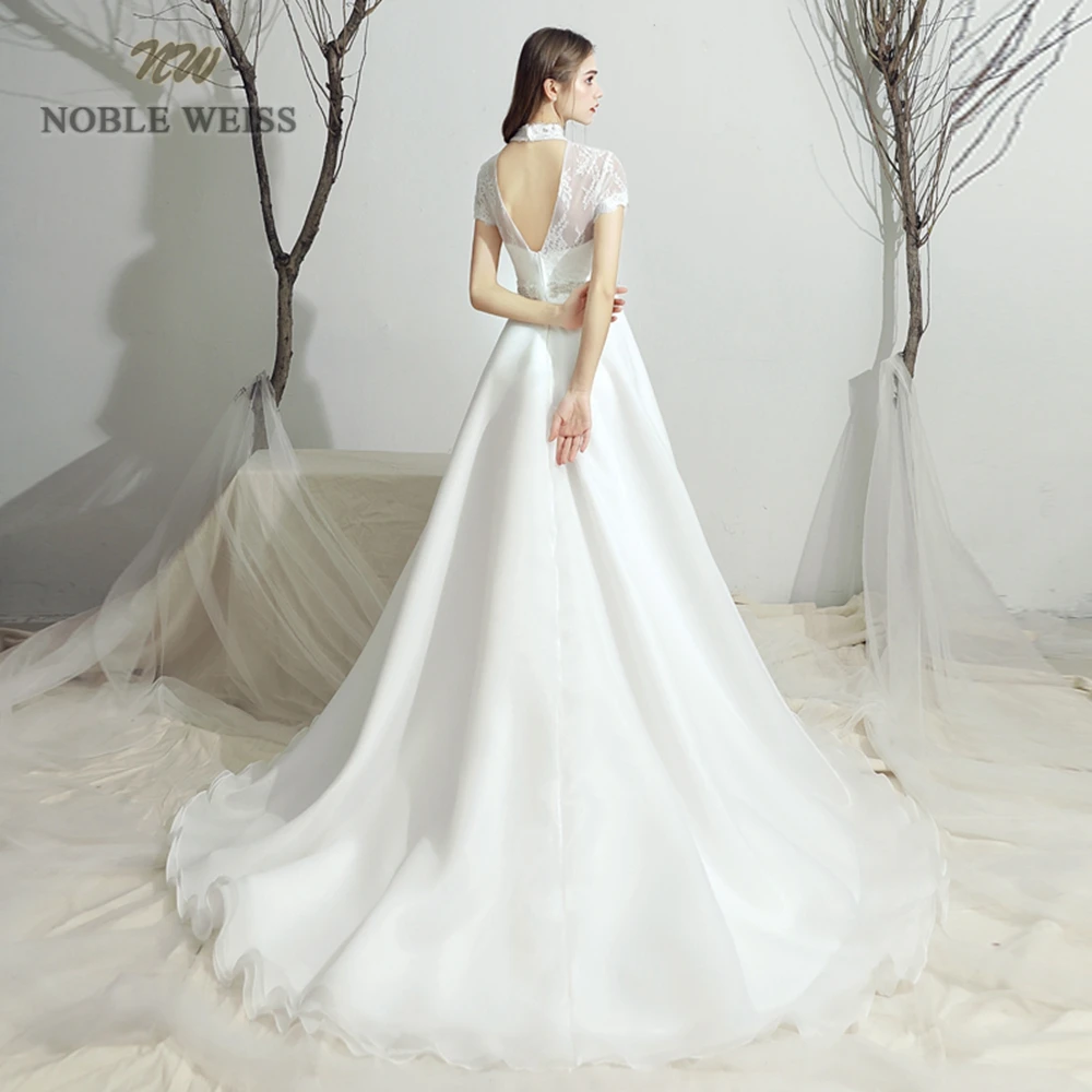 Vestido de noiva., vestido de noiva para casamento com mangas curtas, organza, comprimento até o chão.