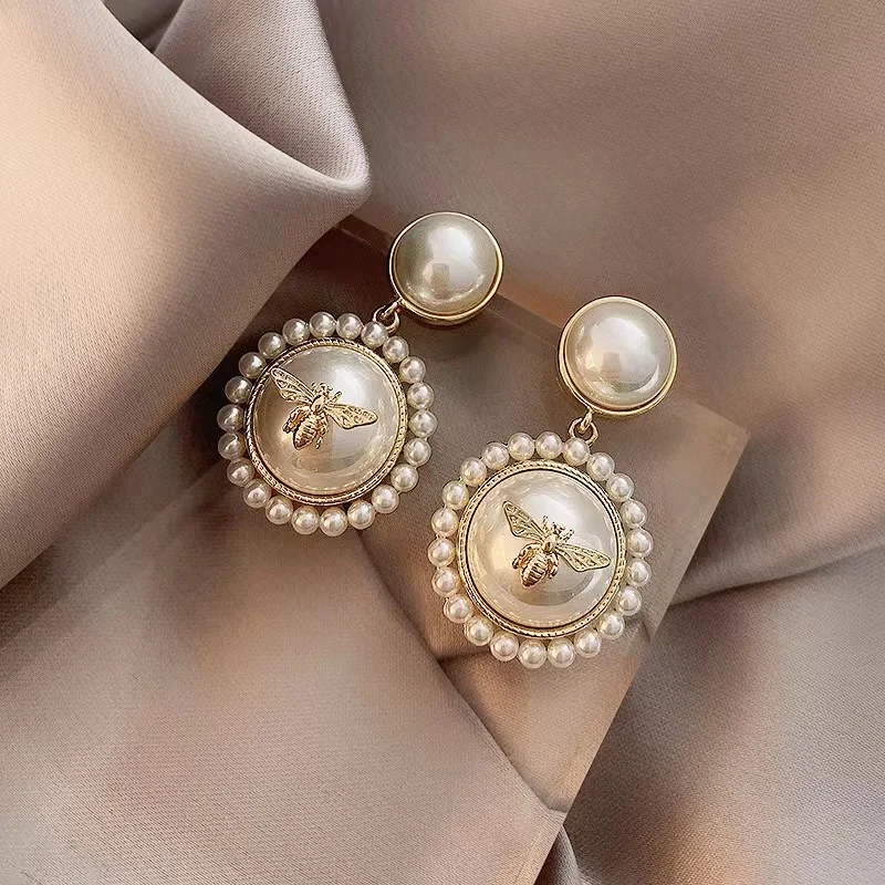 High quality vintage classic exaggerated elegance European court style temperament white pearl bee woman earring jewelry gift