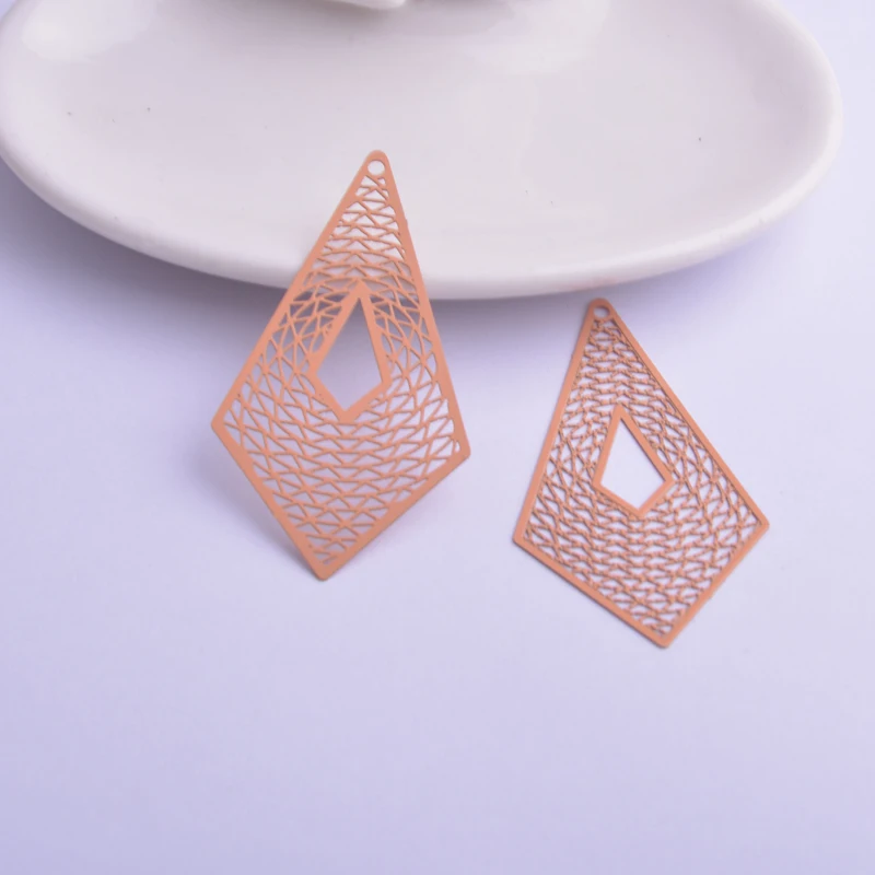 30 Stück AB5564 30*54mm Filigrane Geometrische Pyramiden-Anhänger aus Metall-Messing, Dünner Anhänger für DIY-Schmuck- und Ohrringherstellung – Detail 6
