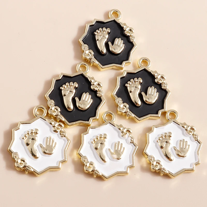Leslie 5 Stück Kawaii Schwarz Weiß Mädchen Jungen Handabdruck Fußabdrücke Anhänger Niedliche Fußabdrücke Charms für DIY Armbänder Halsketten – Detail 5