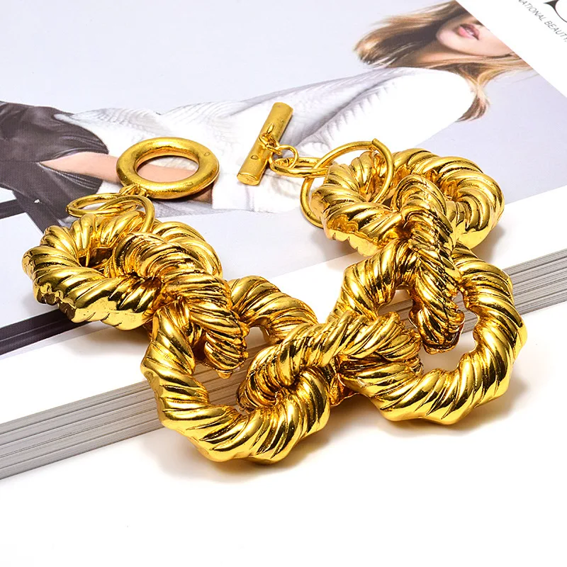 The high quality fashion exquisite bracelet, the unique large circle bracelet, the female fashion excellent jewelry