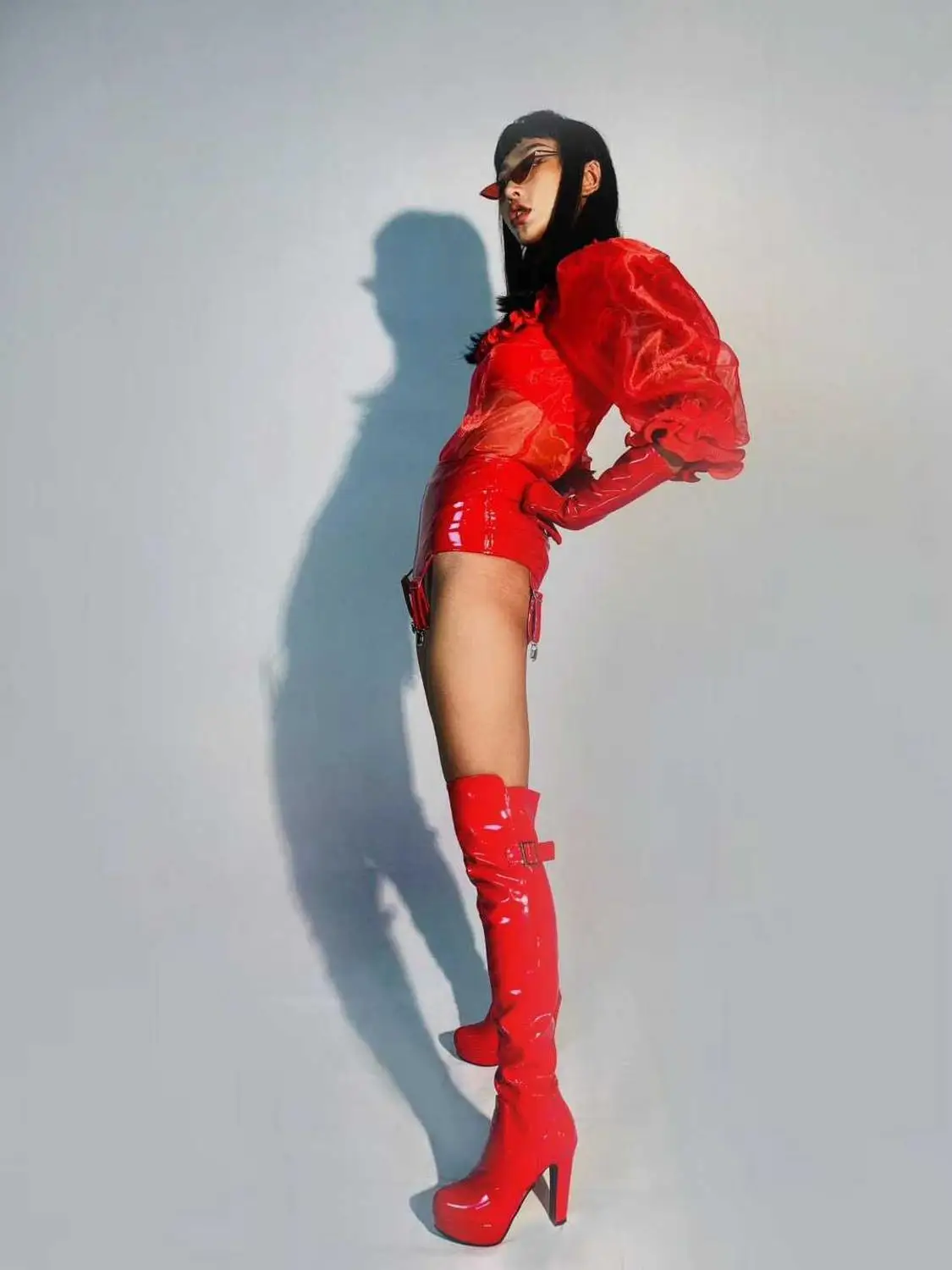 Rode transparante bodysuit met pofmouwen lederen handschoenen bar nachtclub vrouwen zanger concert sexy podiumkleding prestatie kostuum