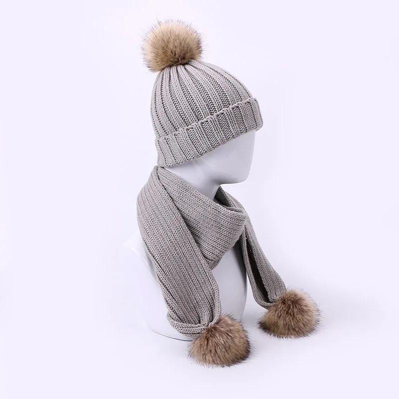 A due pezzi Sciarpa Cappello Set Per I Bambini Le Donne Berretti Faux Fur PomPon Lavorato A Maglia Skullies Cappelli di Autunno E di Inverno Caldo tappi di Colore solido