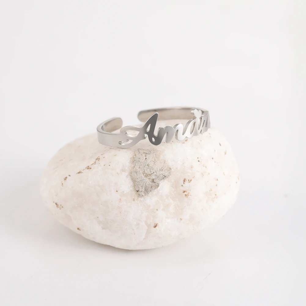 Sipuris Personalisierter Namensring aus Edelstahl, Maßgefertigter Ring für Frauen und Männer, Einzigartiger Schmuck, Paarring für Hochzeiten – Detail 9