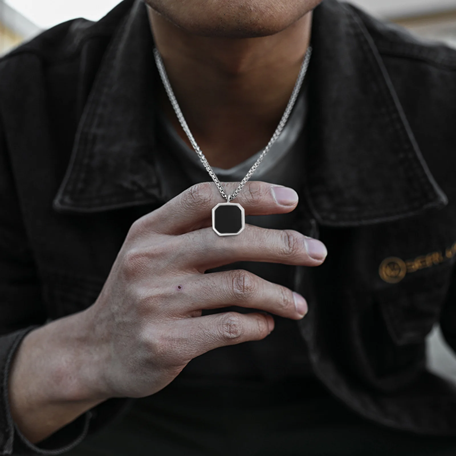 Vnox Geometryczne kwadratowe naszyjniki dla mężczyzn, emaliowany kwadratowy wisiorek z liną Cuban Figaro Box Chain, Casual Vintage Cool Collar