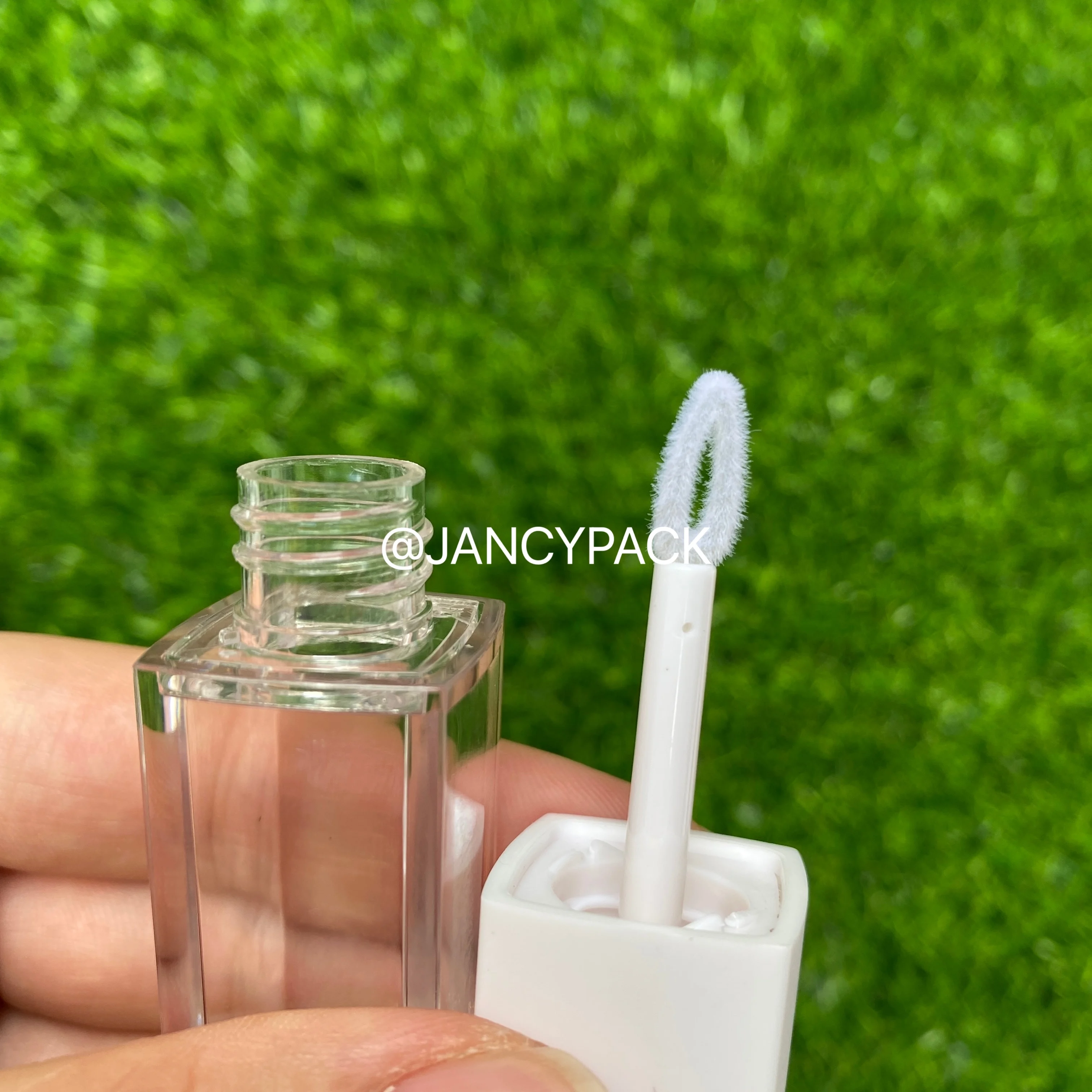 الجملة 5.5 مللي تغليف ملمع الشفاه الجديد بالجملة أبيض أسود شعار مخصص مستحضرات التجميل أنابيب ملمع الشفاه مع عصا زجاجة إعادة الملء