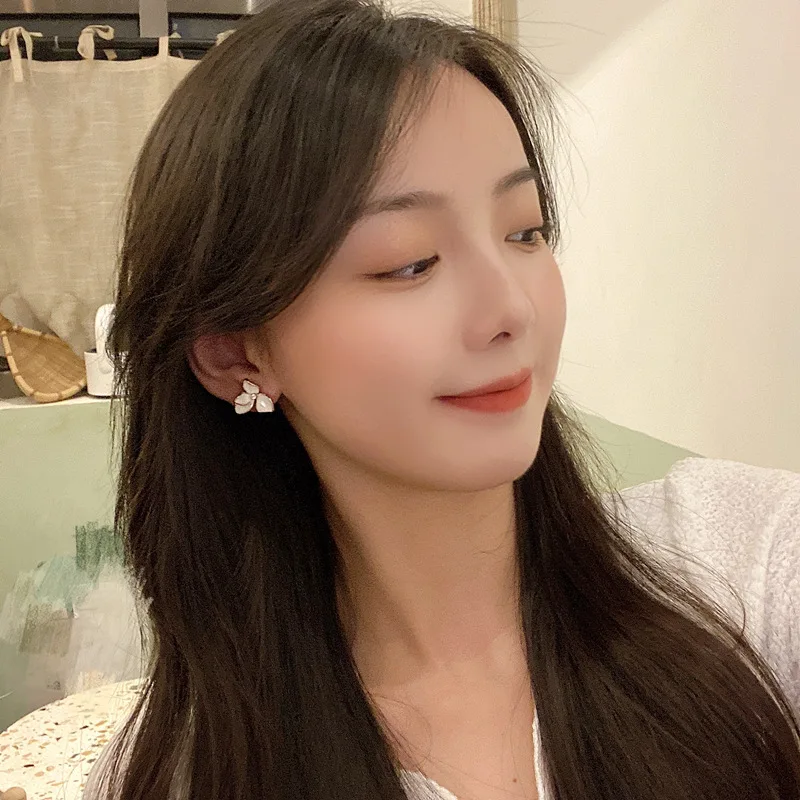 Temperament Exquisite Cute Three Petal Flower Clip on Earrings no piercing Korean Small White Metal Flower Ear Clips Earrings