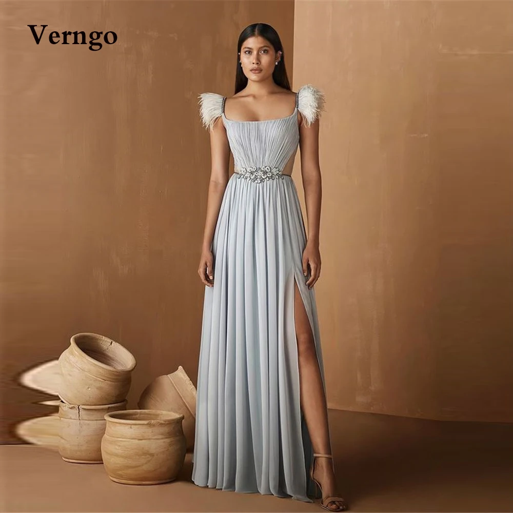 Verngo Moderne Drapierte Chiffon Lange Prom Kleider Federn Ärmeln Perlen Gürtel Schlitz Abendkleider Licht Grau Backless Frauen Kleid