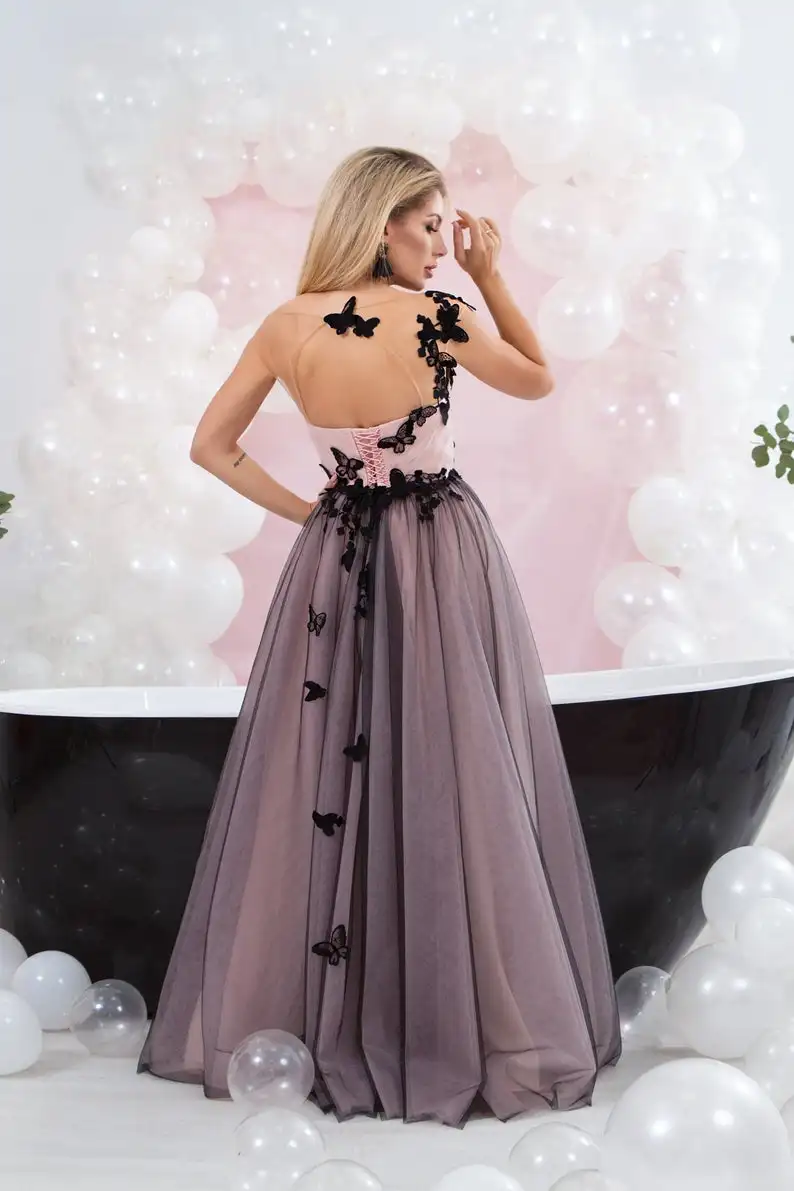 Vestido de baile de tule preto e rosa., vestido de festa bordado com borboleta alta e renda