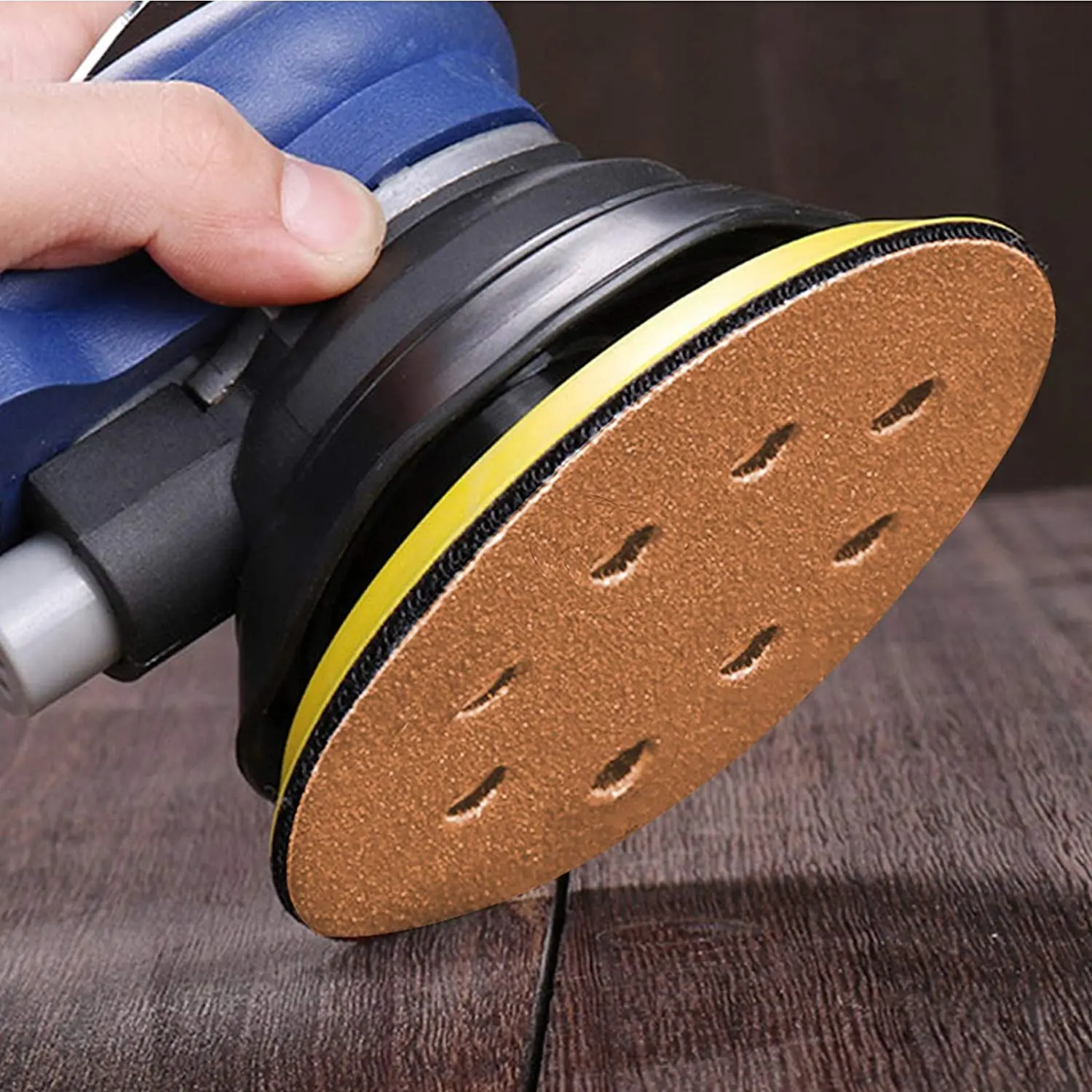 Disco abrasivo in oro DA 5 pollici 50 pezzi carta vetrata a 8 fori con gancio e anello 60-240 grane assortite per levigatrice DA carta vetrata asciutta senza polvere