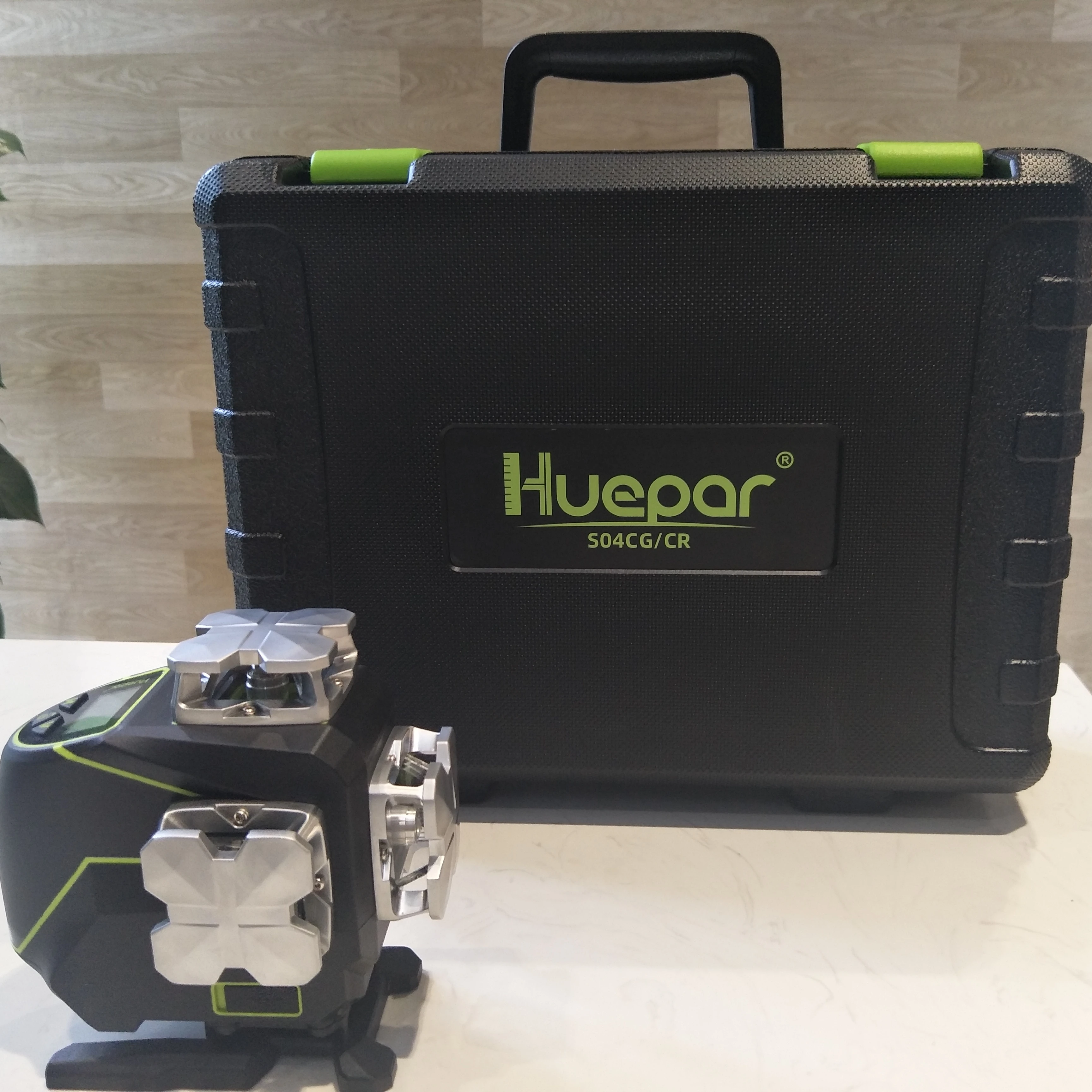 Huepar S04CG con custodia rigida, funzione Bluetooth e modalità impulso esterno Livello laser a raggio verde 4D, livello laser a 16 linee