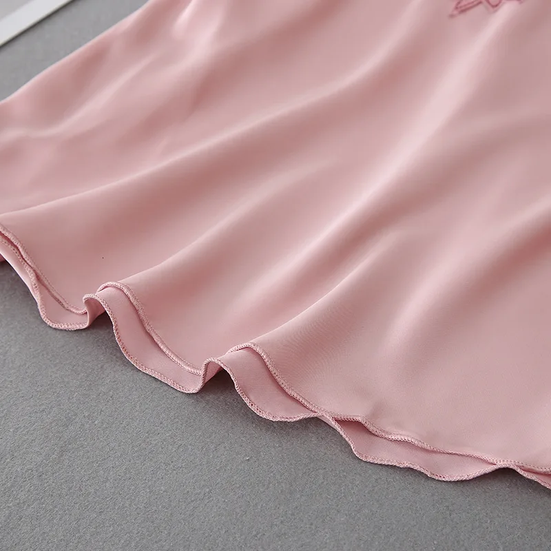 Pijamas suaves de seda de hielo para mujer, conjunto de pantalones cortos con tirantes finos y escote en V, bordado, Sexy, ropa de dormir