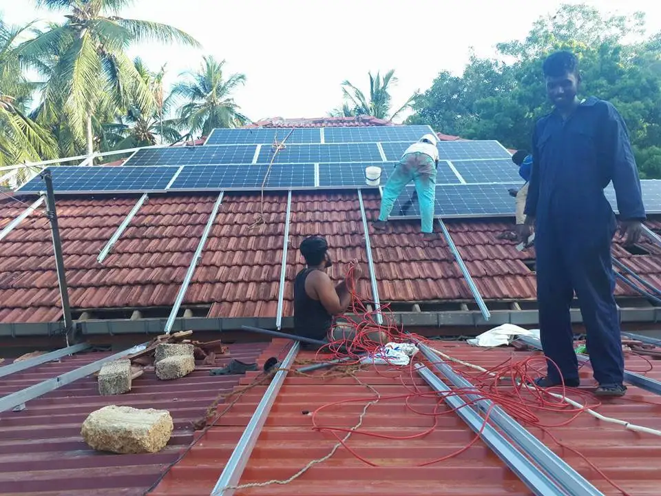 لوحة محطة الطاقة الشمسية مع بطارية محول نظام خارج الشبكة ، 1 كيلو وات ، 5 كيلو وات ، 3 كيلو وات ، 2 كيلو وات ، 10 كيلو وات