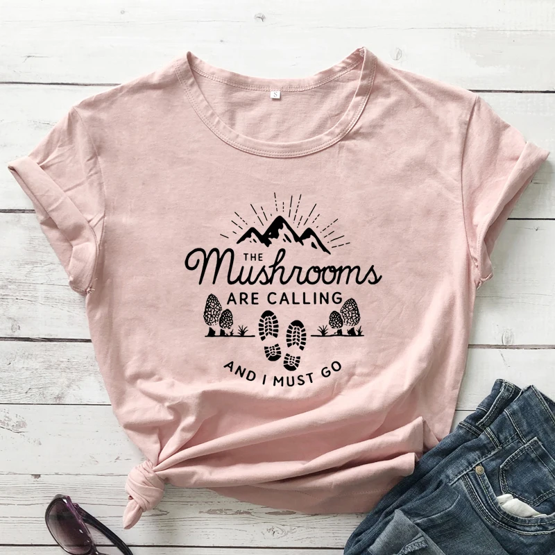 Os cogumelos estão chamando e eu devo ir camiseta funny cogumelos caça tshirt casual feminino gráfico micologista camiseta superior