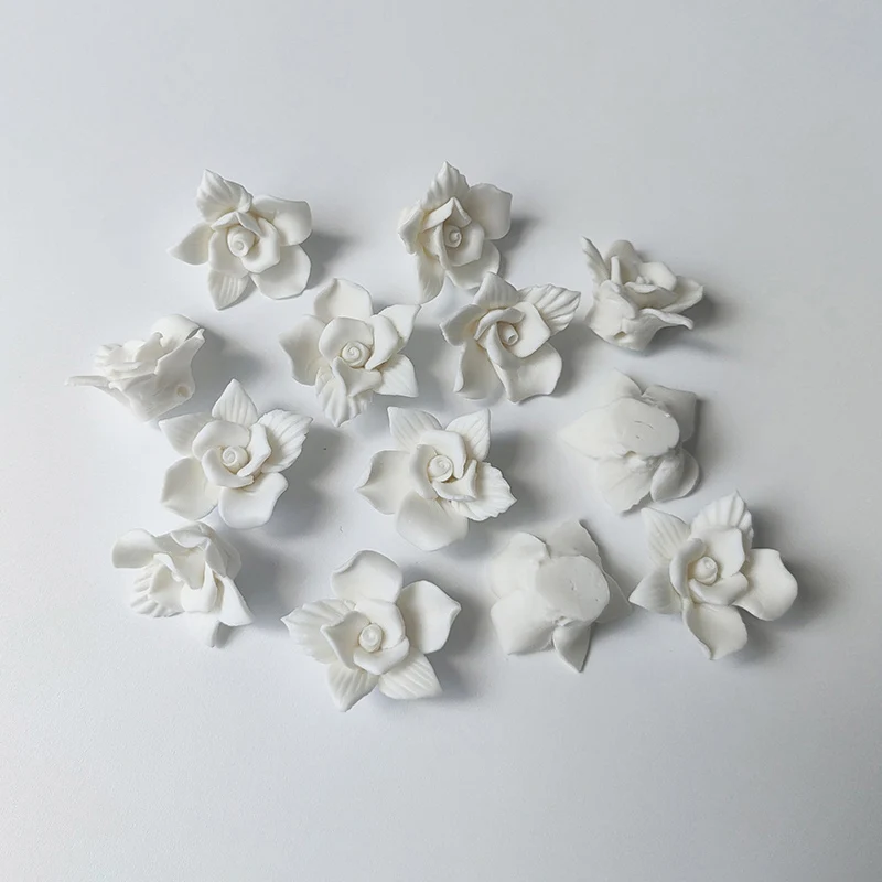 20pcs fiori in ceramica a fondo piatto di colore bianco per gioielli da sposa accessori fai da te orecchini in porcellana floreale