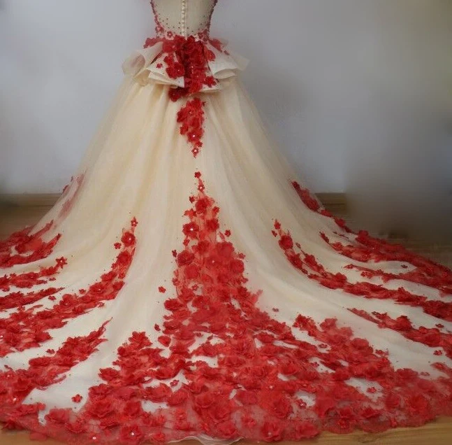 Robe de mariée de princesse romantique rouge, col d'illusion de perles, Appliques florales 3d, manches cape, magnifique, traîne de la chapelle