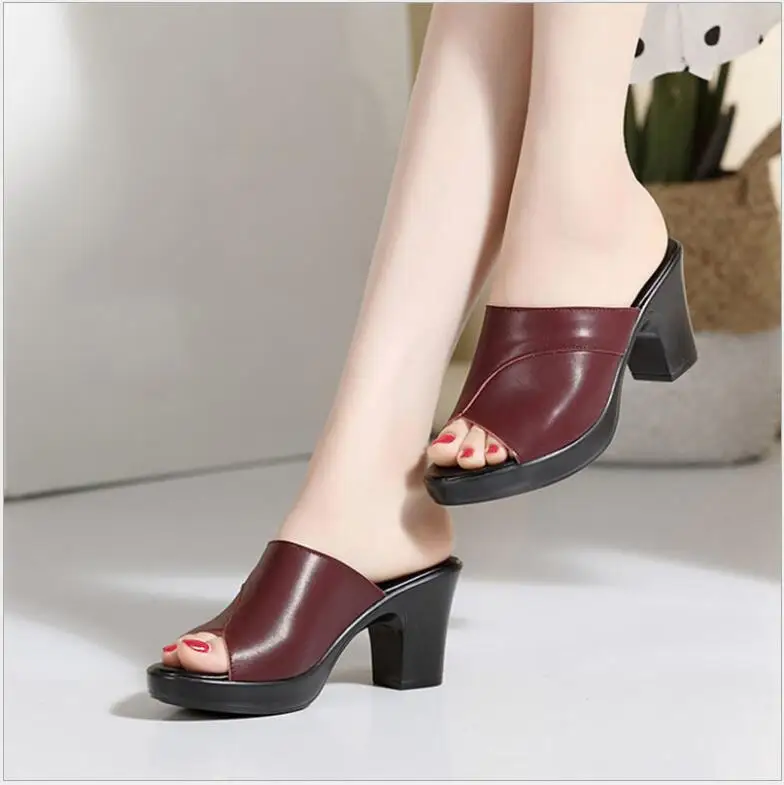 Klassische Damen-Sommerkleidung, Damen-Bankett-Sandalen, neue Mode, wildes Rot mit rutschfesten Damen-Sandalen und Hausschuhen mit dickem Absatz