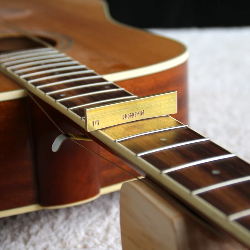 Guitarra con diapasón Radius, inserto de Caul con prensa de traste y llave inglesa