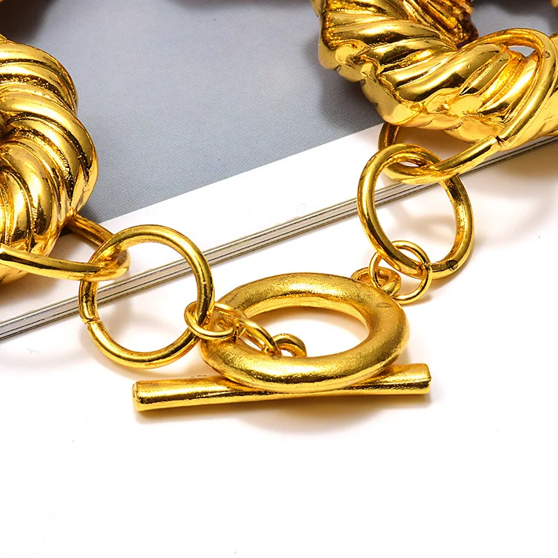 The high quality fashion exquisite bracelet, the unique large circle bracelet, the female fashion excellent jewelry