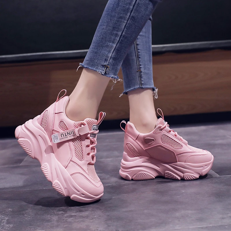 Merek 2022 Sneakers Jaring Bersirkulasi Musim Semi Sepatu Olahraga Penambah Tersembunyi Sepatu Chunky Kasual Wedges Wanita Sepatu Platform Tinggi 9CM