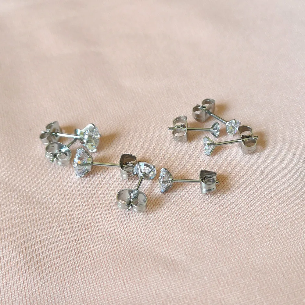 Edelstahl-Ohrstecker, hypoallergen, mit Push-Back-Verschluss und glitzernden AAA-Zirkonia, IP-Beschichtung, 3/4/5/6 mm, Schmuck – Detail 6