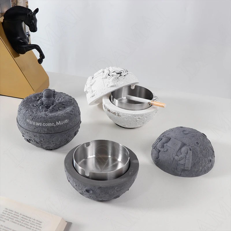 

European Metal Ashtray with Lid Moon Astronaut Decorative Coffee Table Ash Tray Creativity Home Decoration Modern Ashtrays