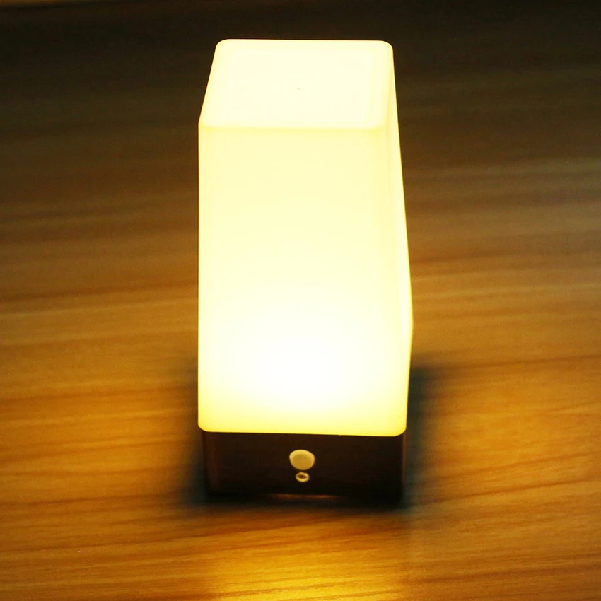 โคมไฟตั้งโต๊ะเซ็นเซอร์ตรวจจับการเคลื่อนไหวโคมไฟข้างเตียงไฟ LED สีเหลืองอบอุ่นไฟกลางคืนสำหรับห้องนอนห้องนั่งเล่นสำนักงาน