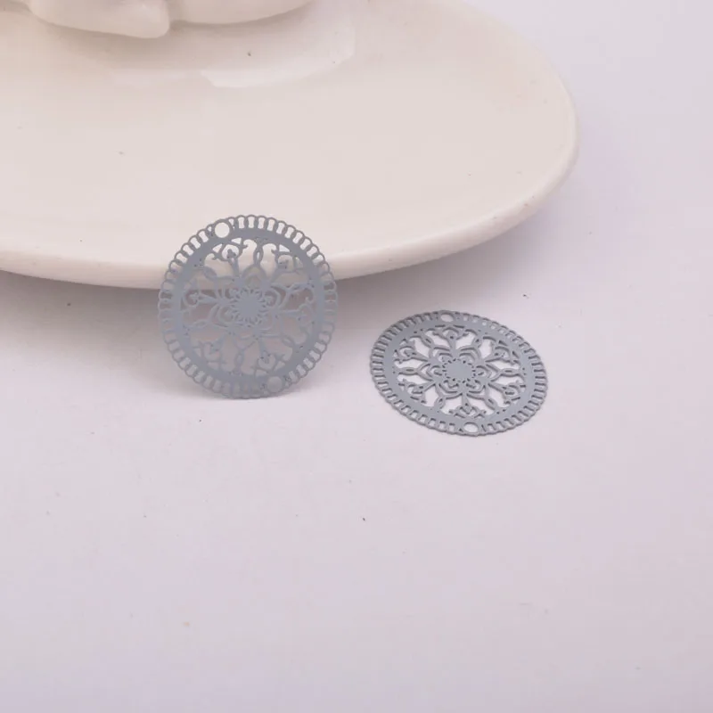 50 Stück AB4293 23mm Lasergeschnittene Runde Anhänger aus Messing mit Doppelloch und Filigran-Design für Ohrringe – Detail 9