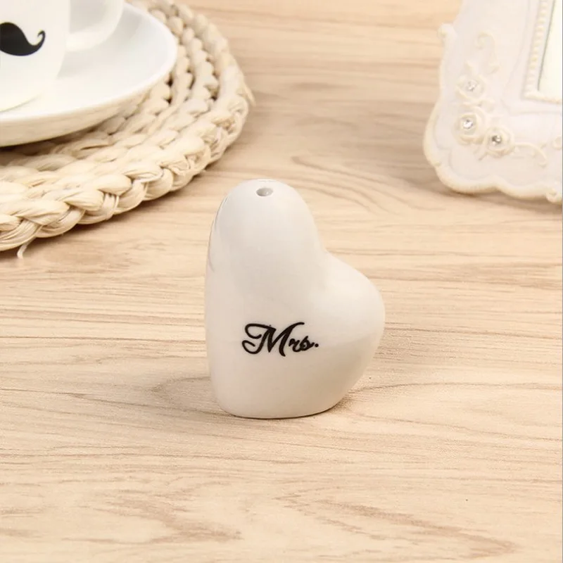 1 SET X Mr.& Mrs.Heart Ceramic Salt&Pepper Shakers White and Black Wedding Seasoning Pot Kitchen Party Souvenir